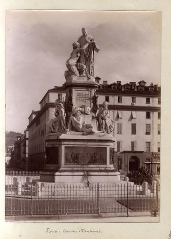 TORINO - Monumento a Cavour in piazza Carlo Emanuele III (Carlina) con le case sullo sfondo