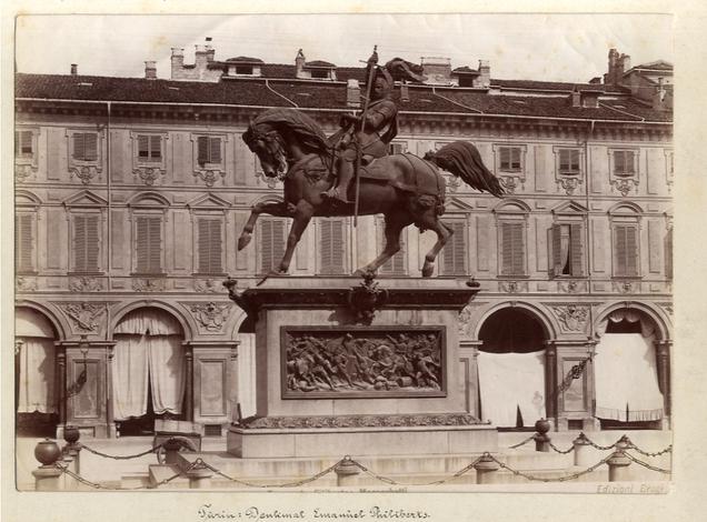 TORINO - MONUMENTO  a Emanuele Filiberto, sullo sfondo i palazzi di Piazza San Carlo